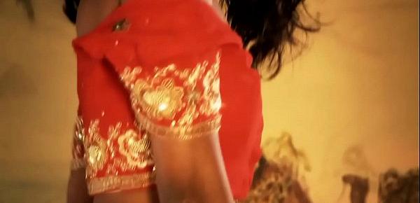  Bollywood Babe Loves To Expose Herself